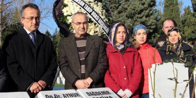 Bıçaklı saldırıda ölen doktor mezarı başında anıldı