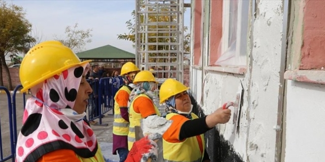Kadın kursiyerler okulun ısı yalıtımını yaptı
