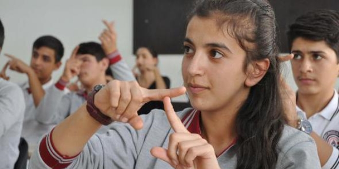 İşitme engelli arkadaşları için işaret dili öğreniyorlar
