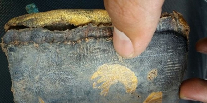 Muğla'da altın yazmalı Tevrat ele geçirildi