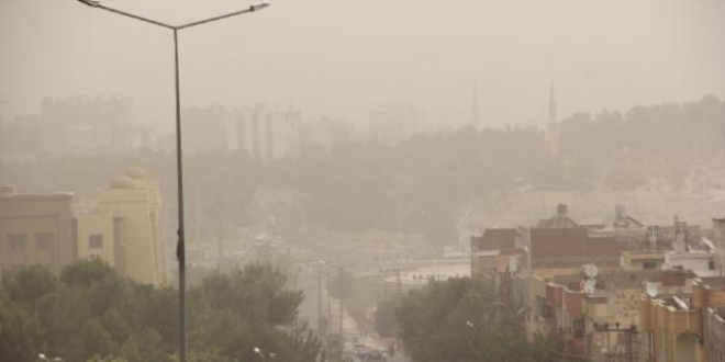 Toz bulutu Şanlıurfa'yı etkisi altına aldı