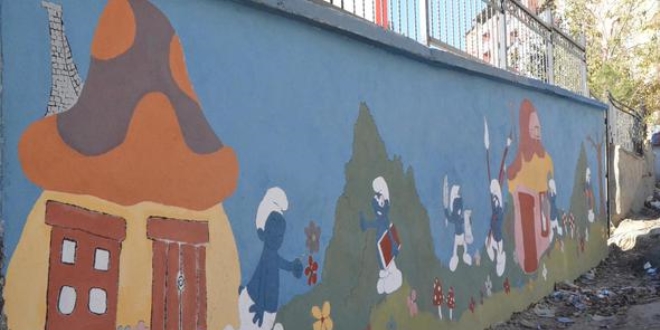 Öğretmenler okulun duvarlarını rengarenk yaptı