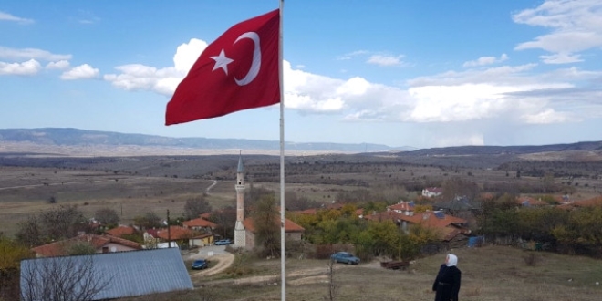 Köyü için diktiği 7 metrelik bayrağı göndere çekti