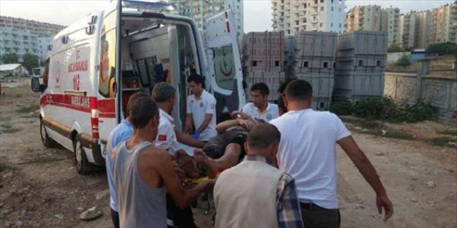 Göçük altında kalan işçiyi itfaiye ekipleri kurtardı