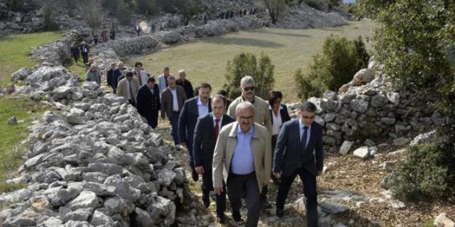 Vali, köyden ilçeye yürüyerek gitti