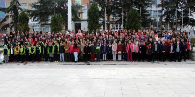 Öğrenci korusu, öğretmenleri için şarkı söyledi