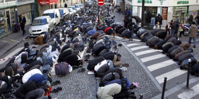 Paris'te skandal: Sokakta namaz klmak yasaklanyor