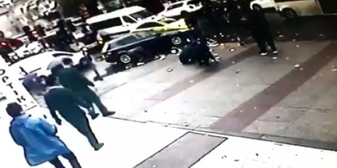 Kavga anında binlerce lira para havaya uçuştu