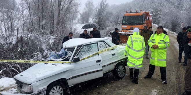 Otomobil, kar küreme aracıyla çarpıştı: 1 ölü, 2 yaralı