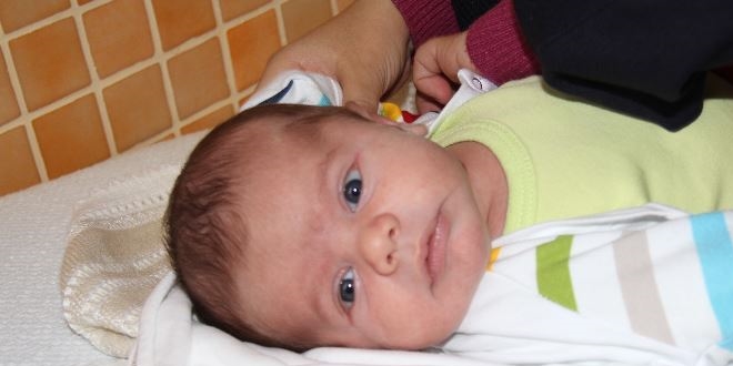 Bir günlük bebeğe yeni yemek borusu yapıldı