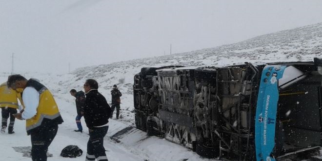 Erzurum'da özel halk otobüsü devrildi: 20 yaralı
