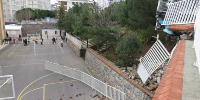 Park halindeki halk otobüsü okul duvarına çarptı