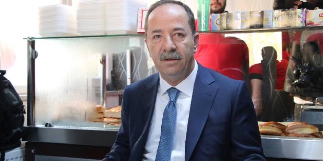 CHP'li belediye başkanından Ozan Kütahyalı'ya börekli tepki