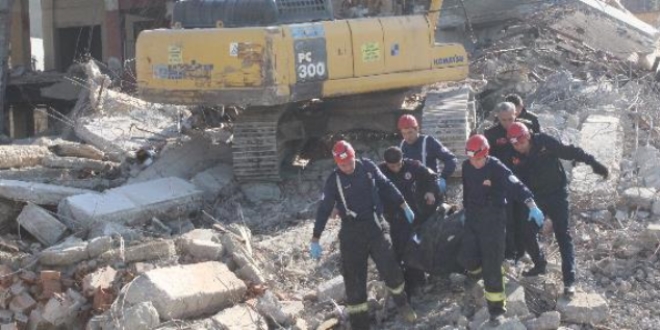Denizli'de yıkımı yapılan çarşıda iş kazası: 1 ölü