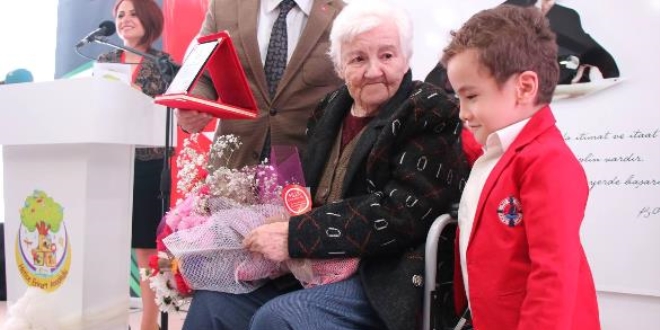 87'lik 'Makbule nine' yaptırdığı anaokulunun açılışında dimdik durdu