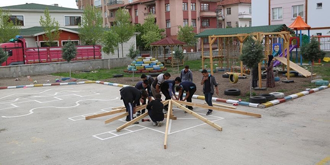 Malzemeler okuldan, işçilik öğretmen ve öğrencilerden
