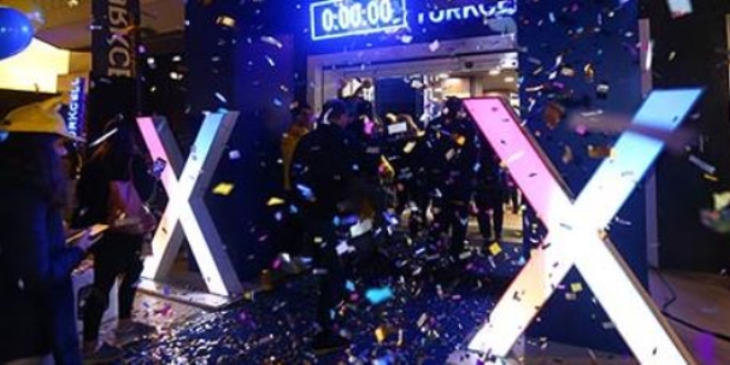 7 bin liralık iPhone X için gece yarısı kuyruk oluştu