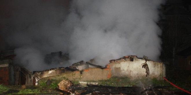 Seyrantepe'de gecekondu alev alev yandı