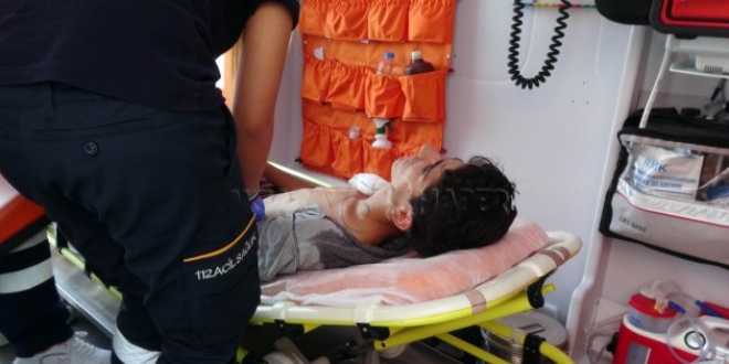 Okul önünde 2 lise öğrencisi bıçaklandı