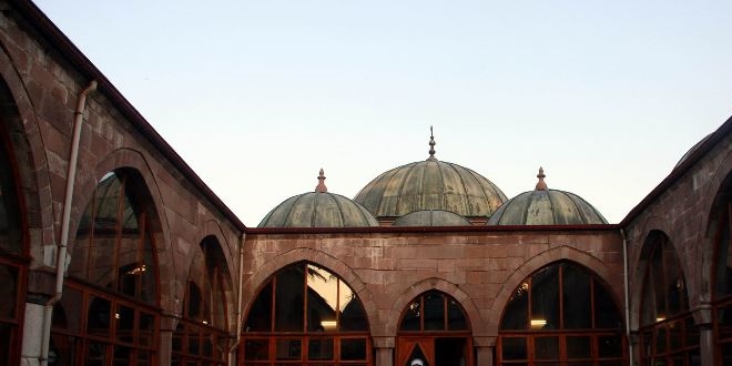 Bu medresenin kubbelerinden '93 Harbi'nde mermi yapıldı