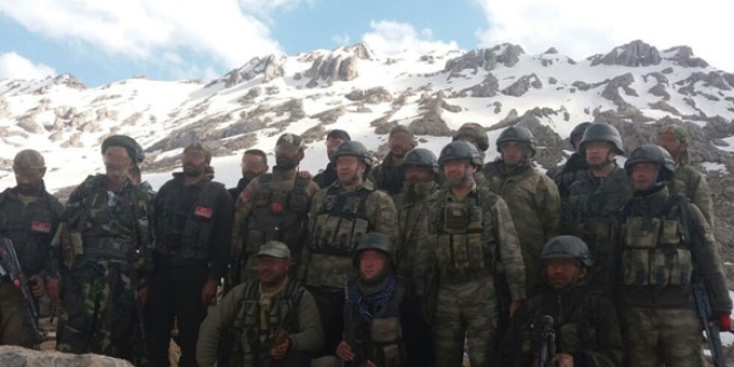 Kato Dağı'nda Jandarma komandolar Öğretmenler Günü'nü kutladı