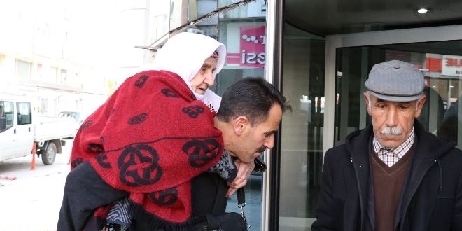 17 yıldır annesini sırtında taşıyor