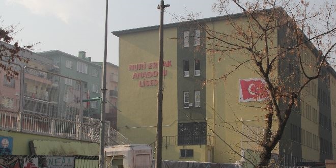 Bursa'da okulun duvarı çöktü