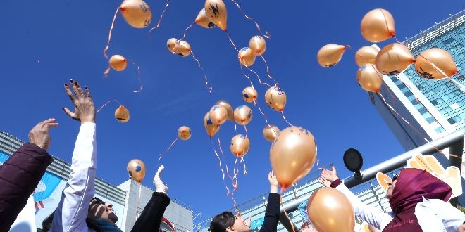Sağlık-Sen, kadına şiddeti balon uçurarak protesto etti