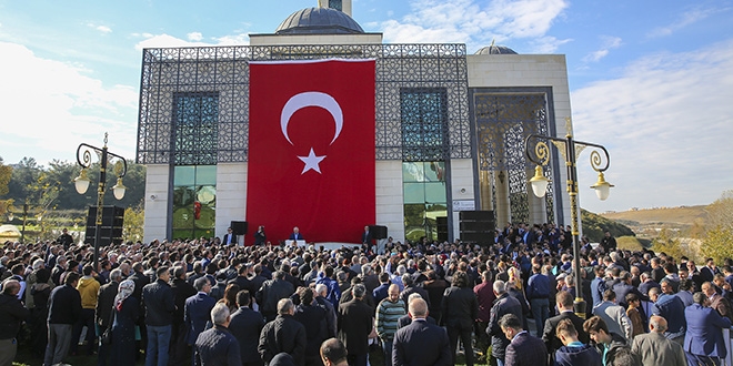 Başbakan Yıldırım dedesi'nin adını taşıyan camiyi açtı
