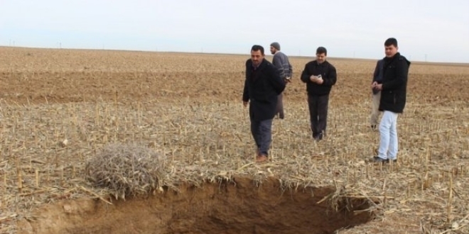 Köyde oluşan obruklar vatandaşları korkutuyor