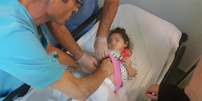 Eşine silahla saldırdı, 2.5 yaşındaki kızını vurdu