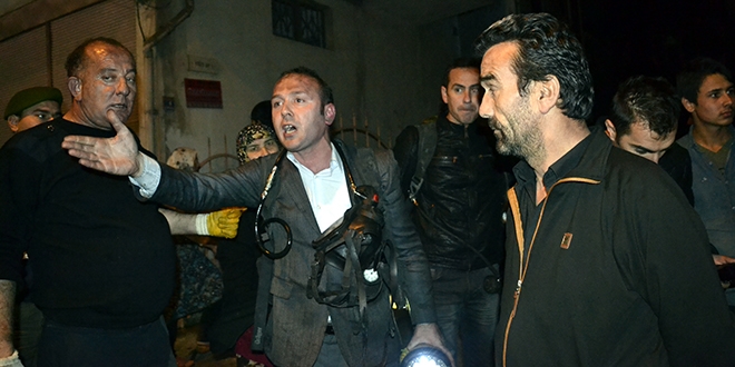 Takım elbiseyle dumanlar arasında bebek aradı