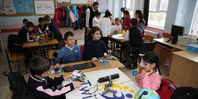 Öğrencilerine dersleri robotik çalışmalarla anlatıyor