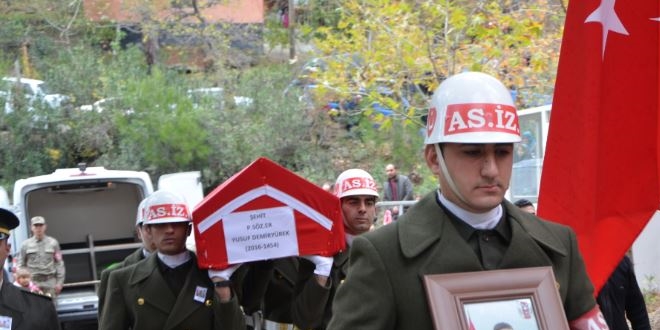Kayalıklardan düşerek şehit olan asker son yolculuğuna uğurlandı