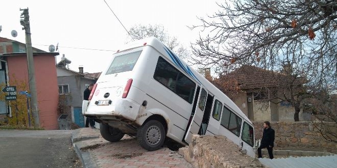 Freni patlayan minibüs bahçe duvarından aşağı düştü