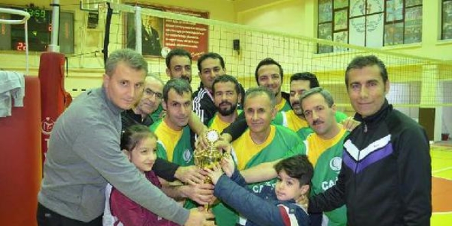 Şampiyon öğretmenler kupalarını aldı
