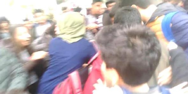 Ortaokul öğrencisi kızlar, saç saça kavga etti
