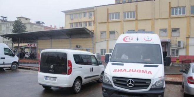 Liseli, ortaokul öğrencisi arkadaşını bıçakladı