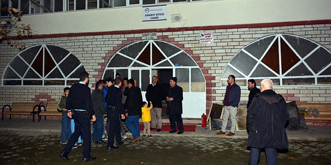 Camideki ses sisteminin patladı, yangın çıktı