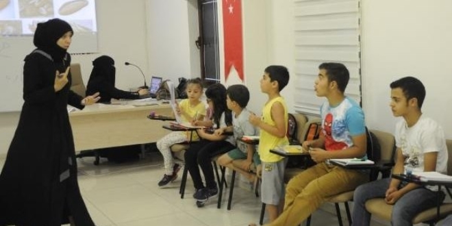 Entegrasyon için okullara Suriyeli tercüman öğretmen