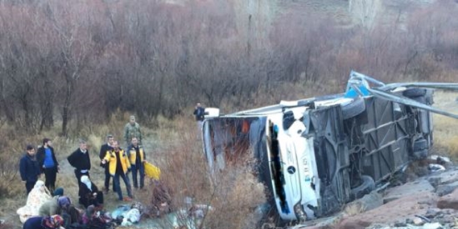 Erzincan'da yolcu otobs arampole yuvarland: 1 l 25 yaral