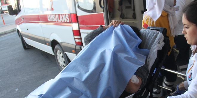 Baba, hamile eşini darp etti, kızı gazetecilere saldırdı