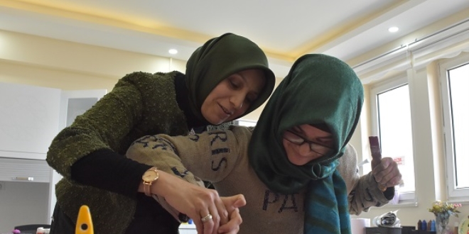 Engelli çocuklar üreterek yaşama tutunuyor