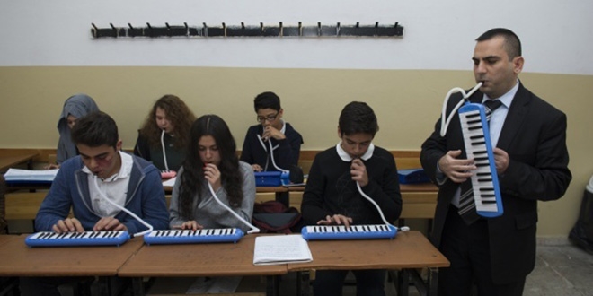 Görme engelli öğretmen müzik ile hayata bağlandı