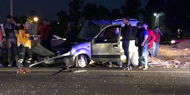 İzmir'de minibüs devrildi: 11 yaralı