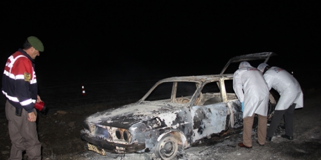 Kütahya'da yanmış otomobilde 2 ceset bulundu