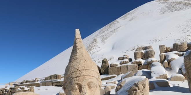 Nemrut Dağı'na mevsimin ilk karı düştü