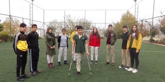 Üzerinden kamyon geçti, hayattan vazgeçmedi