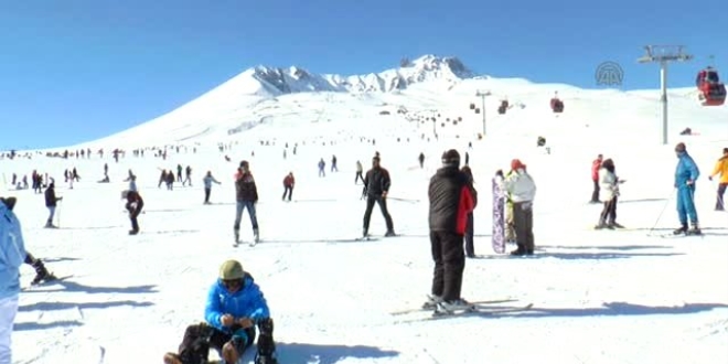 Erciyes kayak merkezinde hafta sonu yoğunluğu