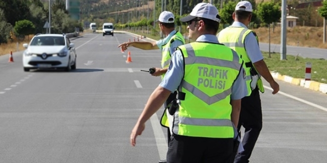 Polis ekipleri, sabırsız sürücüye ceza yazdı